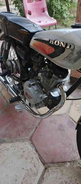 سلام عليكم دراجه هونداي ياباني للبيع خمسه كير اوراق اصولي مديل 2015 مكاني بابل مسيب السعر 275 اوبيها مجال او تحياتي رقمي ‏‪***********‬‏
