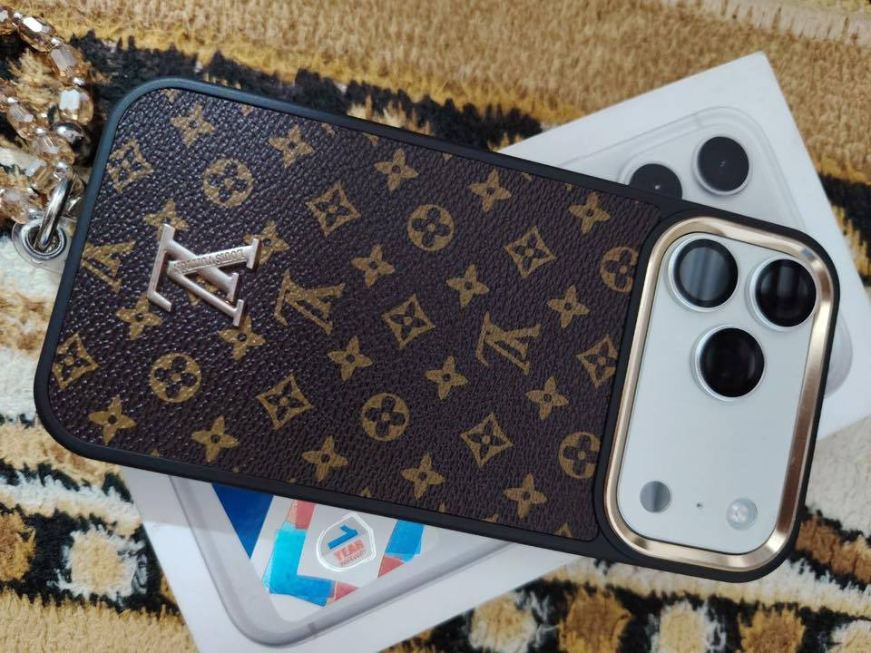 صار شهر مفتوح جديد ذاكره 256 eism شريحه الكترونيه استخدام بالبيت فقط كامل لاصق حمايه ولاصق عدسات جديده وكفرات شركه اصليه 1850 قفل بدون عمله 
***********
