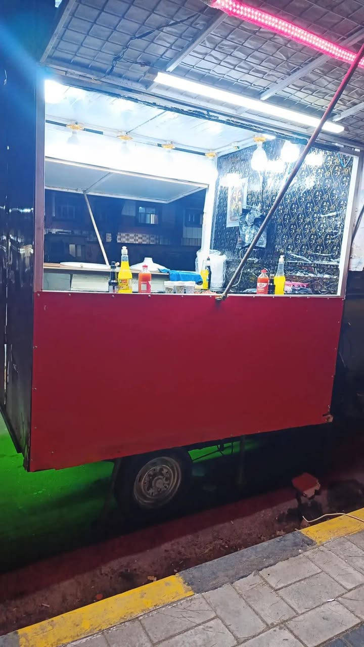 للبيع كشك 2×2 ينشد ع ستوته بداخله يتخله اربع جدوره يرهم ماكولات ويرهم عصائر رقم للاستفسار ***********
