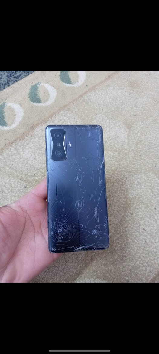 السلام عليكم
بوكو إف 4 جي تي /poco F4GT 

ذاكرة 256 

عشوائية 20

معالج سناب دراجون 8 الجيل الأول( معالج فلاكشب) 

بطارية 4900 شاحنة 120 واط (يشحن من الصفر لل100 ب17 دقيقة بالضبط) ملحقاته الكفر والشاحنة والباكيت 

بيه شفتات بالشاصي  للالعاب 

يصور 4k 60 فريم 

ويدعم 120فريم ببجي 

***********
