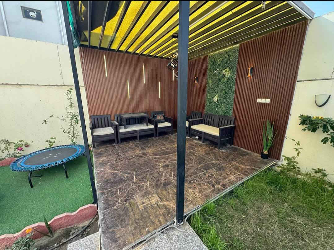 ٢٥٠م مربع اول 
وجه كربلاء قريب المول

فول اضافات
الحيطان معليهن الكابون

الشبابيك طابقين كتايب حديد

الطارمة كاشي 

ثيل + اشجار + ورود. الحديقة كلش حلوة

جلسة ايطالية بديل الخشب في الحديقة الخلفية ٣.٥*٣.٥ 

استقبال ٦*٤ بدل الحديقة الامامية مفتوح على الصالة باب خشب سلايد اصلي

جدران الصالة ورق جدران اصلي

تأسيس ماء اسالة للبيت

مخزن في السطح ٤*٢

تبديل مغسلة الحمام تعليك

الغاء حمام الاستقبال ووضع شباك عالطارمة

مع البيت مطبخ ايطالي طابقين حار وبارد مرمر+خشب اصلي

للاتصال ***********
