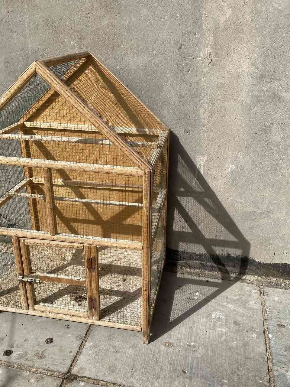 سلام عليكم قفص للبيع لاستفسار الاتصال ع رقم ***********
