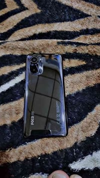 بوكو F3 • ٢٥٦/٨ • مبدل شاشة