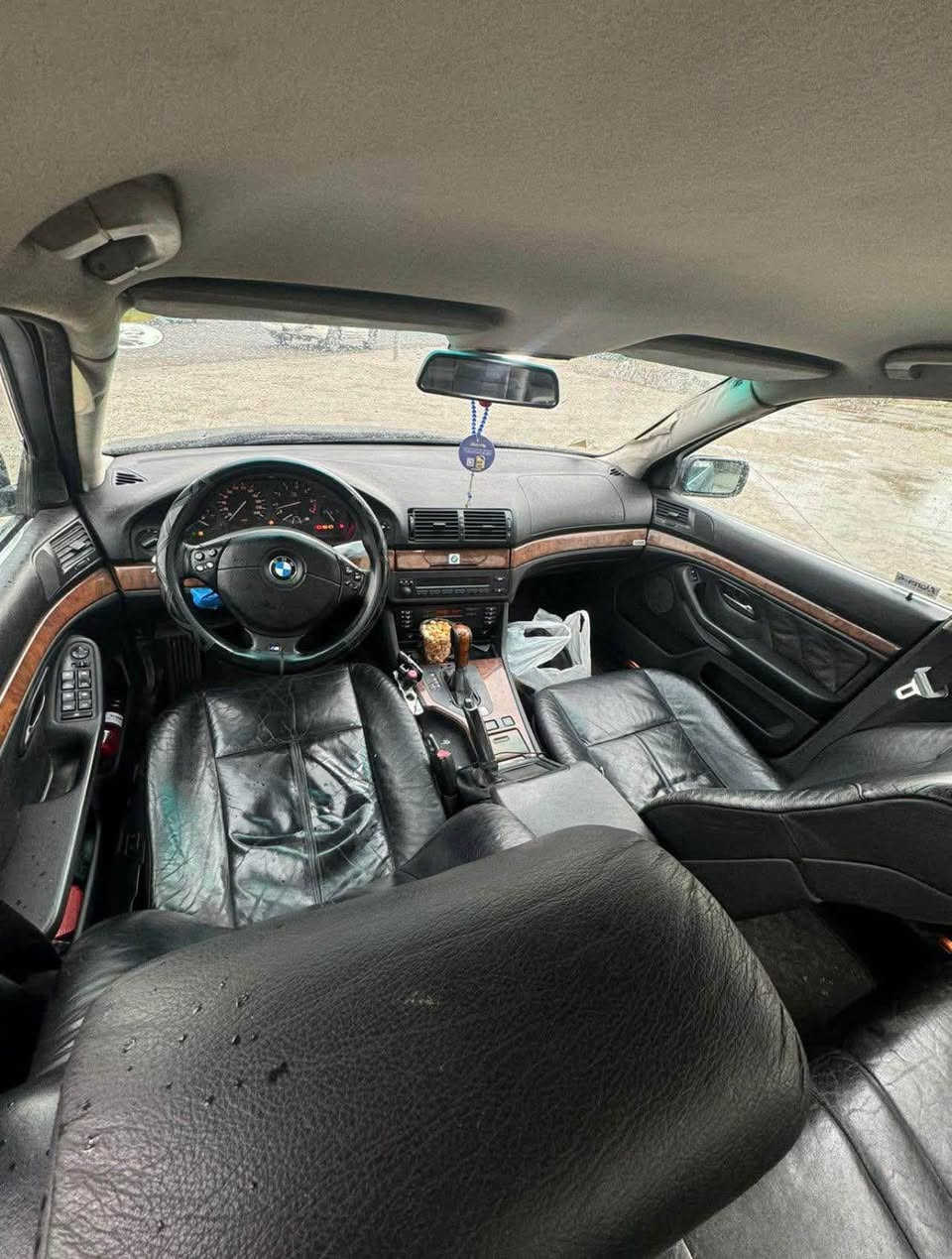 Bmw سه قه ر ٥٢٨ ده بل ديجيتاڵ
مۆدێل ٢٠٠٠ فول فول بەس سلایت نیە
سبوغ عامه لو جوانى ١ چاملغى پيشى ليدرانى هه يه 
مواسەفات Mپاکێج +کوشن جڵد+کوشن ١٧ حرەکە+سیاحی+هیتەر+سوکان فۆلیۆم+سوکان کارەبای+ئاوێنە کارەبای+تەبرید ساردو گەرم+زۆر مواسەفاتی تر + تەنها دەبۆیەکی ئیستاپی نەقسە
*********** سعرى ٤٥ توزيك مجال مه نه فيست ئه سلى ئيبراهيم خه ليله أربيل, العراق
