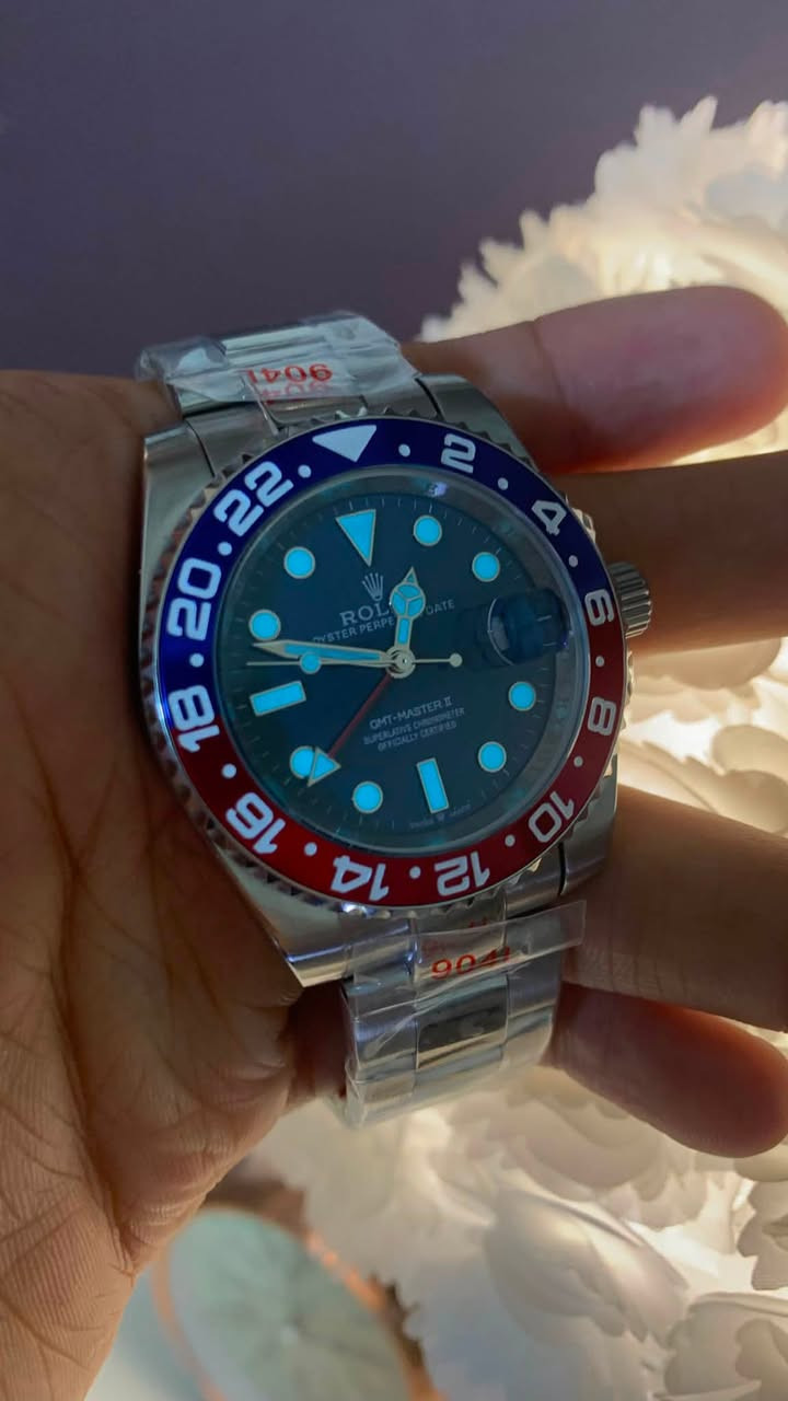 روليكس GMT MASTER ببسي بالمينا النيلي الساعة اوتو ماستر كواليتي
عقارب اميال لومينوس ازرك
رينك دوار
مقتومة 100 متر تحت الماء 
اربع اميال توقيت دولتين
قفل فراشة مختم بالكامل 
للتواصل خاص او ***********

