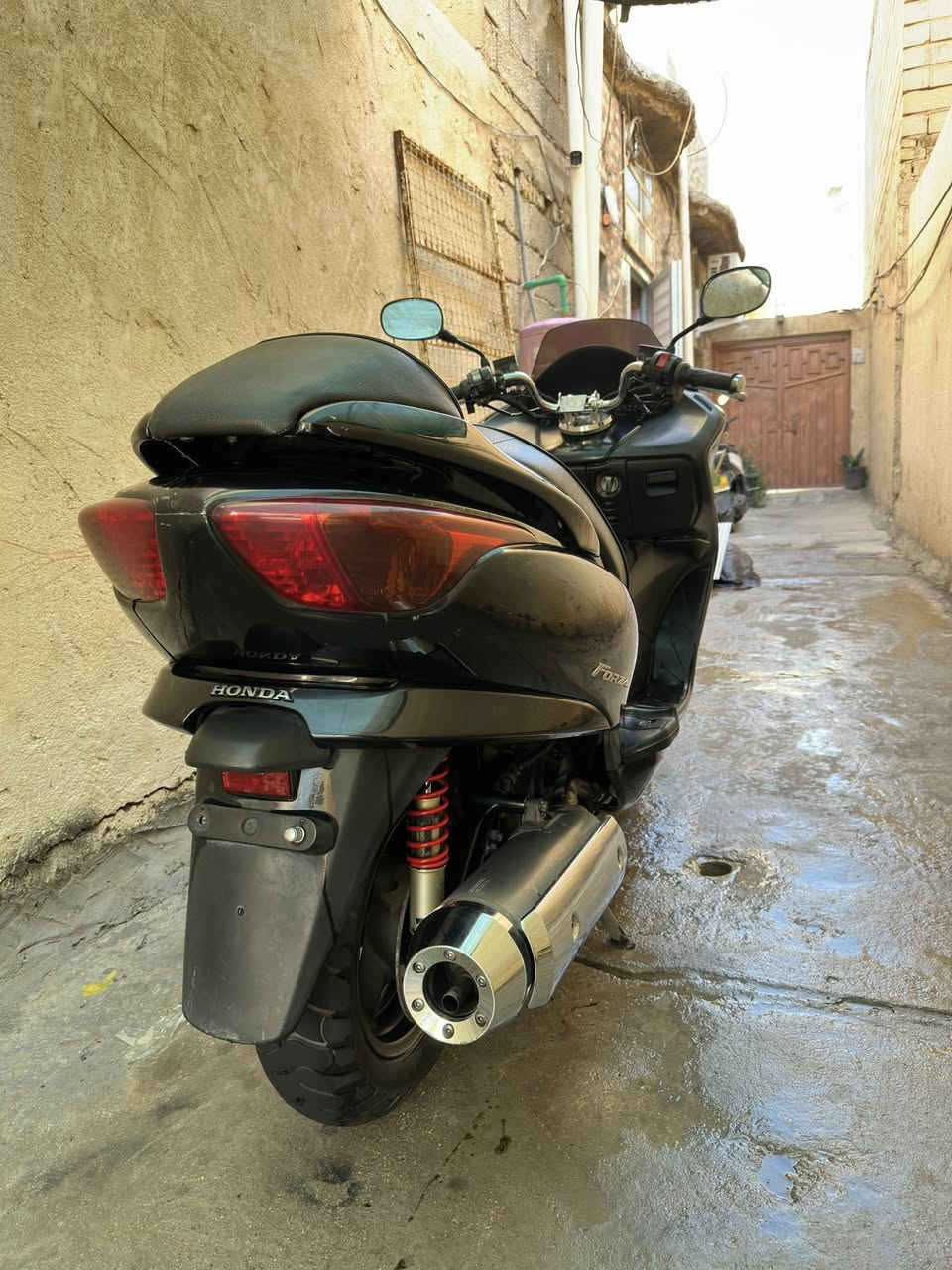 السلام عليكم

فورزا 08 (لون باذنجاني)
6 گير 
3 تحويلات
سبورت، عادي، اوتوماتيك (شغالات كلهن)
تدفئة يدات (فقط يسار)
ستاند صفح نيكل
لايت زينون اصلي 
اشاير ليد
بگ لايت ليد
مكينة بلاد ممفتوحة ولا برغي
دهن اصلي امزويل ومومتل
صار ٦ اشهر من نزلتها من الرمبة والوصل موجود

(السعر مليون وربع وبيها مجال)

المكان كربلاء، للتواصل: ***********
