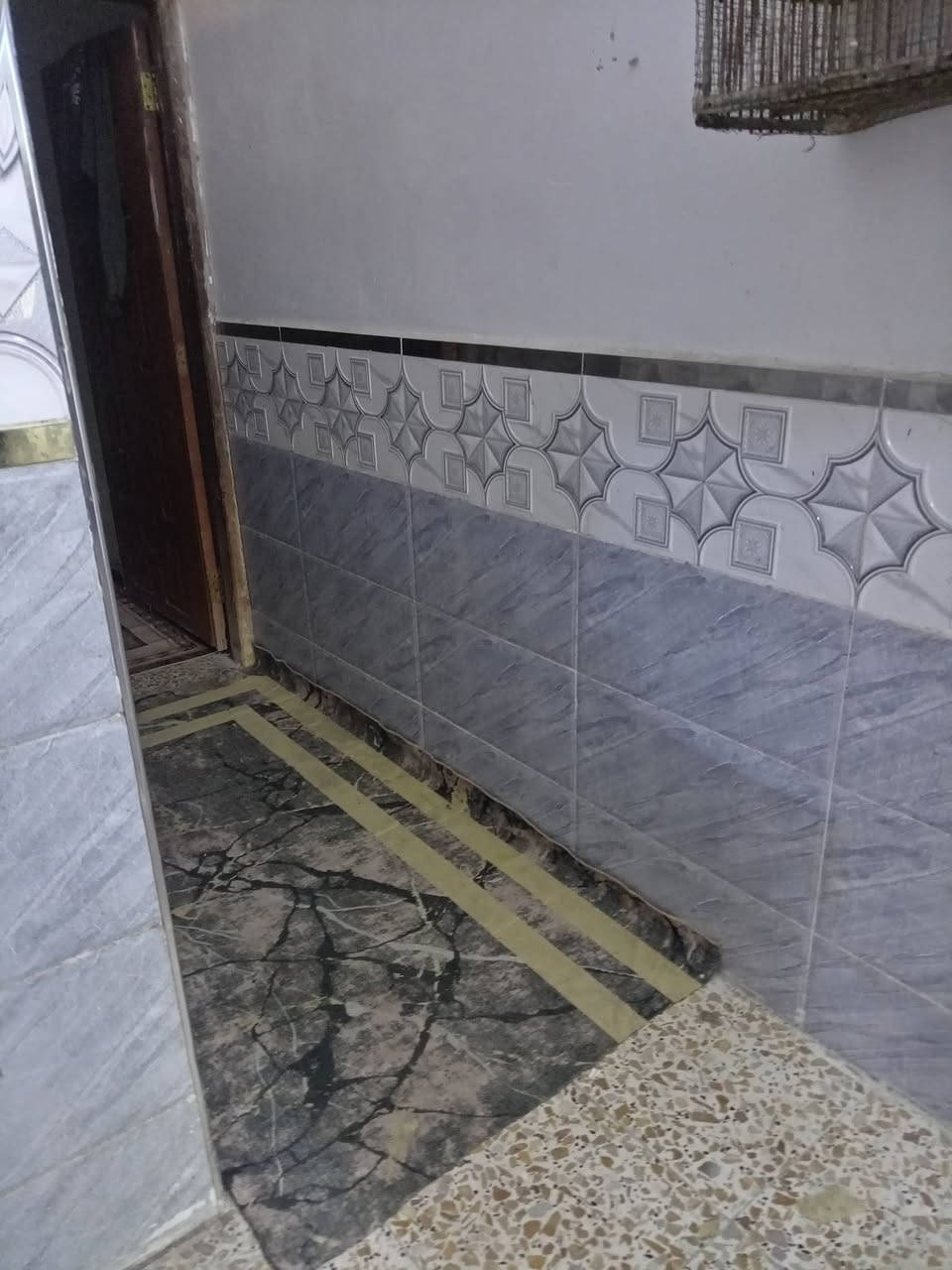 بيت منطقه الاصلاح بجهه الجامع البيت 100 متر بغرفه استقبال مطبخ بيت مسلح قاعيه كاشي بيت كامل شارع تبليط مجاري وكهرباء ومي السعر ماله 35 في مجال شيء قديم *********** نقار مالته 117
