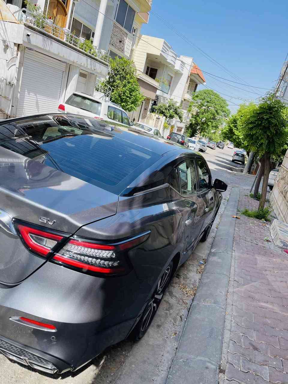 السلام عليكم 
نيسان مكسيما ٢٠٢٠ فئة SV 
رادار امامي خلفي ونظام توقف طوارئ تلقائي
حساسات خلفية 
نقاط عمياء 
مثبت سرعة تفاعلي
تشغيل عن بعد تبريد اوتو 
كشنات جلد تحكم كهرباء جهتين وتدفئة كشنات
شاشة كبيرة ابل كار اندرويد اوتو وماوس تحكم

رقم سليمانية باسمي ماشية ٦٩ ميل 
حادثها جاملغ عكس السايق وشوية من الباب 
ايرباك بردة فقط
صورة الحادث ضمن الصور
جاملغ مبدل نفس اللون وكالة والباب بيه صبغ

***********
