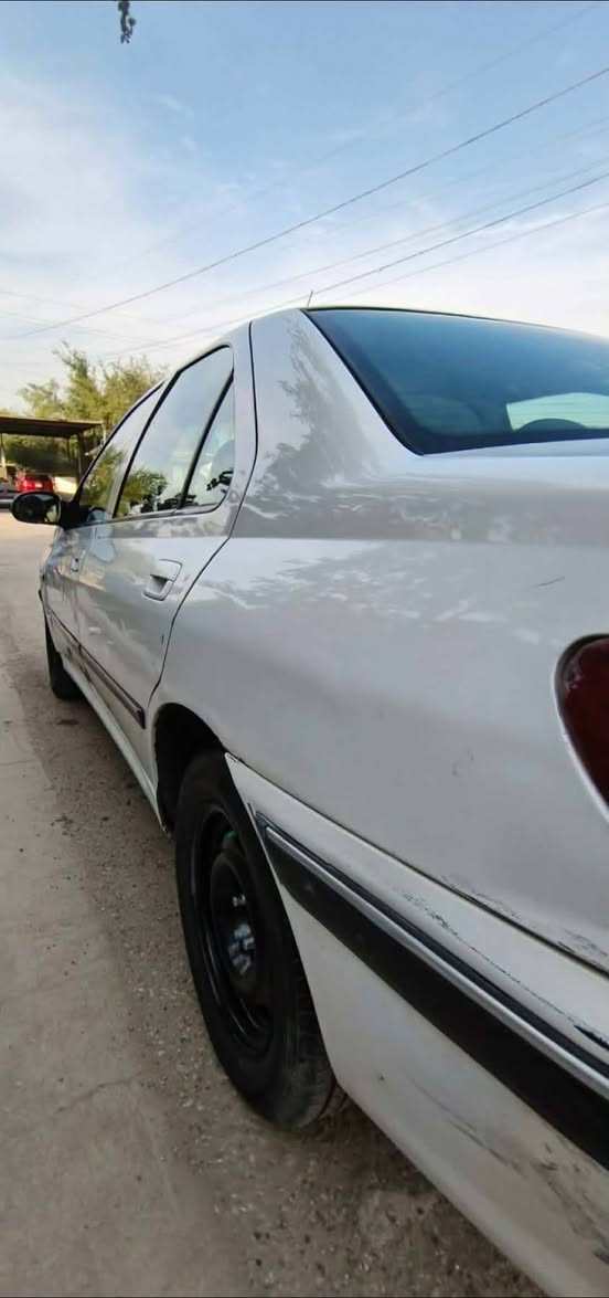 بيجو 406 موديل 2001  بغداد رقم انگليزي بسمي سنوية لغاية 2029  محرك وكير حاوية جديد مبدل صار اسبوع تخم تاير كهربائيات كلها شغاله بيها ضربه بالچاملغ الخلفي عكس السايق بدون دواخل مكانها بغداد الشعب شارع الصحة.سعرها 42 بيه مجال ***********
