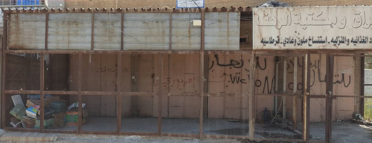 السلام عليكم جميعاً سقيفة مع قفص حديد درجة أولى فقط صبغ
كما موضح بالصورة السعر ٤٠٠ وبيه مجال قليل 
الموقع الأمين للاستفسار ***********
