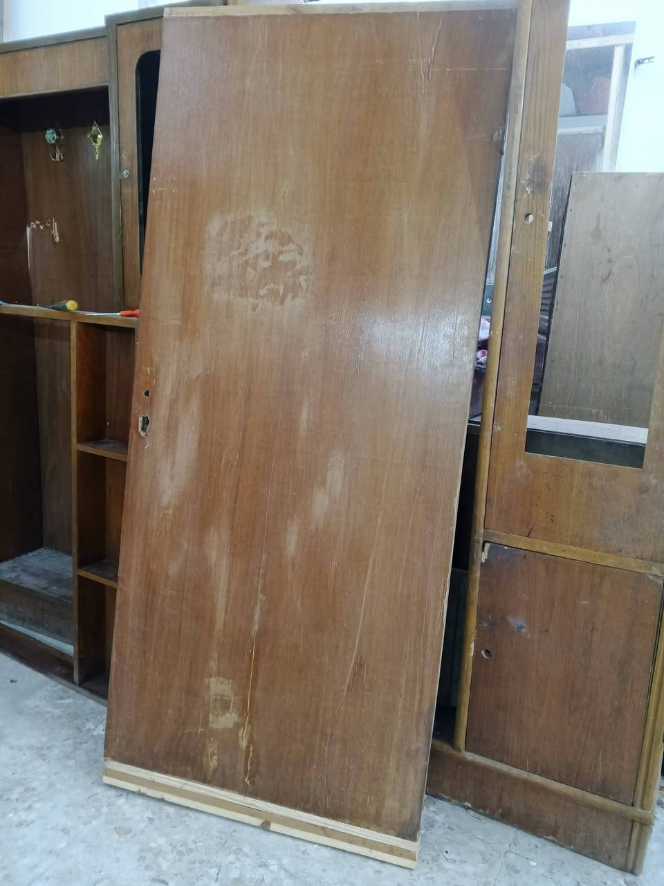 تجديد كافه مستعمل غرف بيبان كناتير بوفيات جميع اثاث بيت خشب. ملاحضه نشتغل جديد مستعمل مكانه نجف حي مكرمه قرب مركز وفاء تواصل خاص او على رقم ***********
