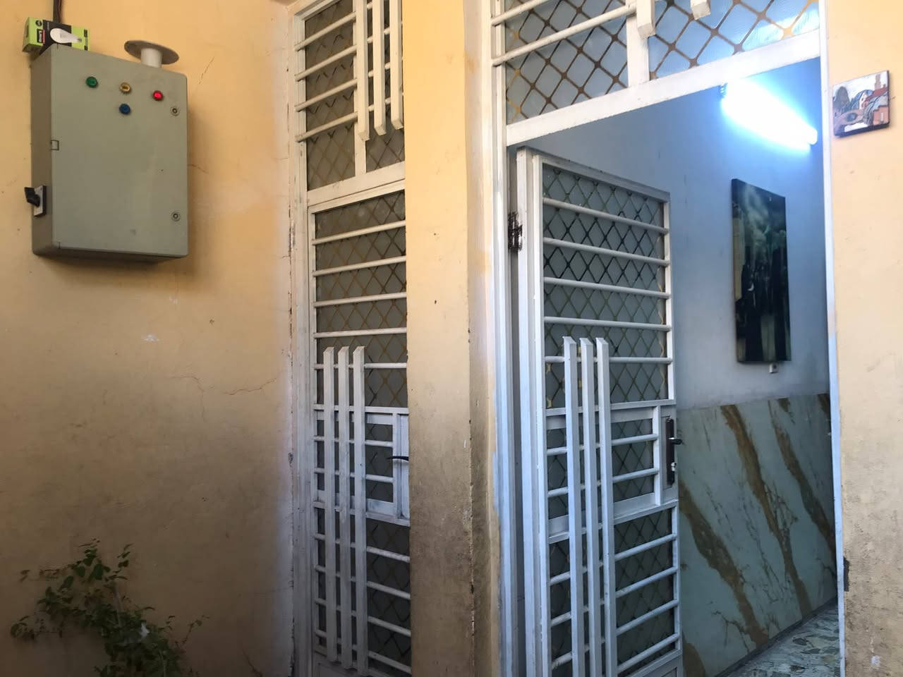 السلام عليكم 
بيت في بغداد الجديدة خلف موكب عبدالله الرضيع 100 م
الطابق الارضي غرفة ستقبال مطبخ تواليت (حمام وتواليت غربي) -منورين- ممر- ترك 
طابق ثاني 3 غرف نوم حمام وتوالت -منورين @إشارة
***********
