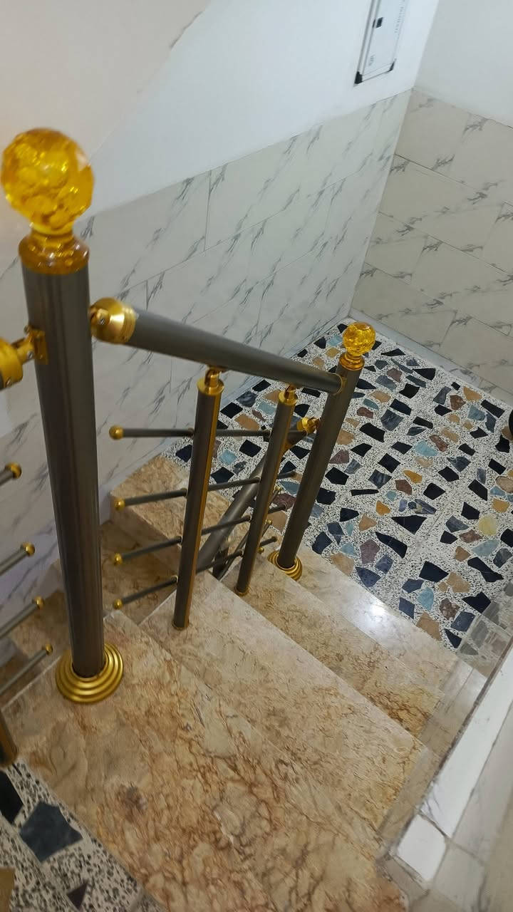 سلام عليكم بيت طابو زراعي. نهايت لأربع شوارع قرب جامع الكيلاني 60متر الواجه 6 وال نزال 10قاطين بناء درجه اولى. كاشي قاطين ماء كهرباء تبليط. شوارع 10  زراعي ابو ريسان فرع 7 ال استقبال سوينه بي تغيرات ديكور وطرمه قمريه بيها سوينا. للاستفسار الاتصال على الرقم ***********
