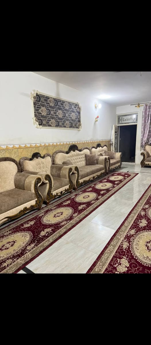 السلام عليكم بيت البيع 
مساحه 150متر بيه اربع غرف نوم  واستقبال و صاله اثنين وحمامات 3 وكراج المكان حي المهندسين العسكري والسعر 160وبيه مجال  الاستفسار اكثر عل رقم ***********
