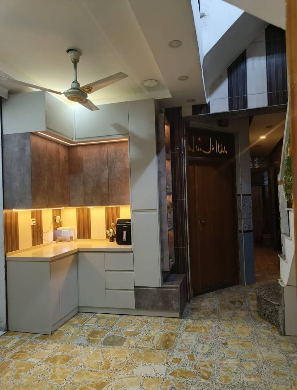 #دار للبيع مساحه ٧٥ م. واقع حال ٨٤. #طابقين ٣ غرف نوم واستقبل وهول ومطبخ وملحقات. بيت نضيف جداا
#العنوان الشعله مقابيل قطاع ل سابع.
*********** اتصال أو واتساب #فقط مكتب الــ قمر لل عقار
