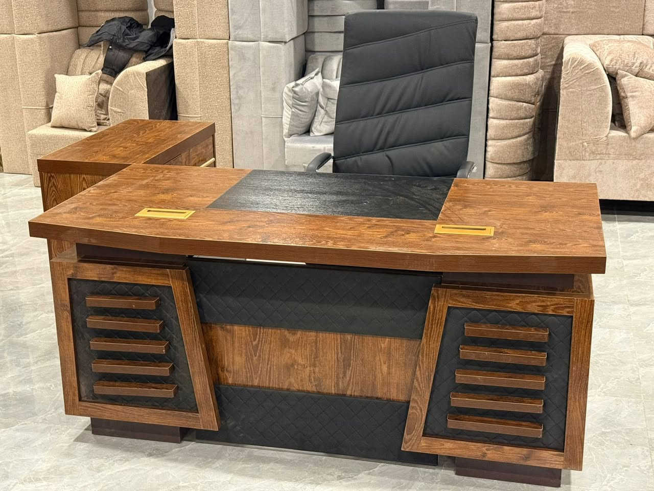 معرض صلاح آلدين للأثاث المنزلي للجمله والمفرد 
وصول ميز مكتب رئاسي تركي قياس 160 سنتيم مع ملحق 80 سنتيم وجه جلد شي مرتب وراقي جدا 
#زورونا_تجدون_مايسركم🚶🏻‍♂️
***********
#الفرع_الاول
تكريت الزهور مقابل كليه تربيه البنآت مجاور تانكي المآء قرب غصن الزيتون
#الفرع_الثاني
تكريت الزهور مقابل مدرسة خالد بن وليد قرب تربيه البنآت
