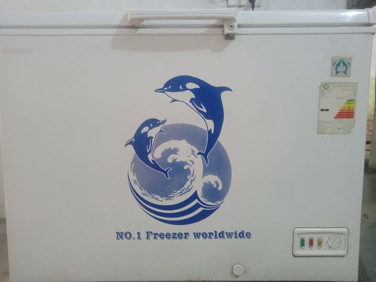 مجمدة ما داخلة تصليح صارلهة عندي8 اشهر السعر300 وبيهة مجال الرقم*********** الواتساب او خاص
