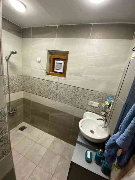 مشتمل للبيع الشعب قرب شارع عدن ٥٠ متر واجهه ٥ نزال ١٠ 

بناء قديم بس كله محدث جديد  بي استقبال وخدمات وغرفتين 

نوم السعر ١٢٠ مليون  

معروض بمكتب الكناني ***********
