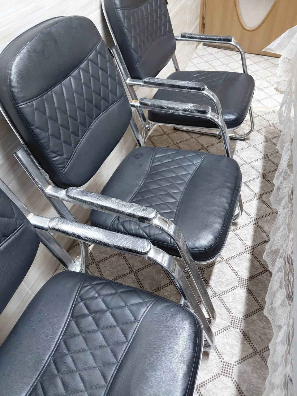 كراسي مكتبي استيل عدد ٦ للبيع
نظيف وجديد 
سعر ٣٥٠الف
***********
