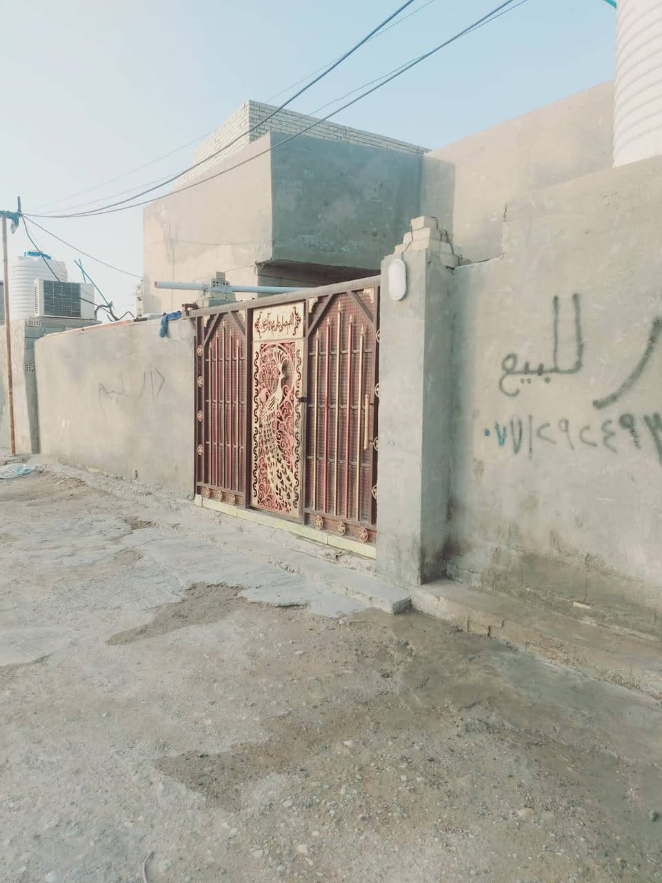 سلام عليكم ورحمة الله وبركاتة بيت للبيع خلف مطعم جواد حي الجوادين يتكون البيت من الاستقبال+صاله +مطبخ +غرفتين نوم +حمام مختلط +رقم الهاتف متواجد فقط نتصال ***********
