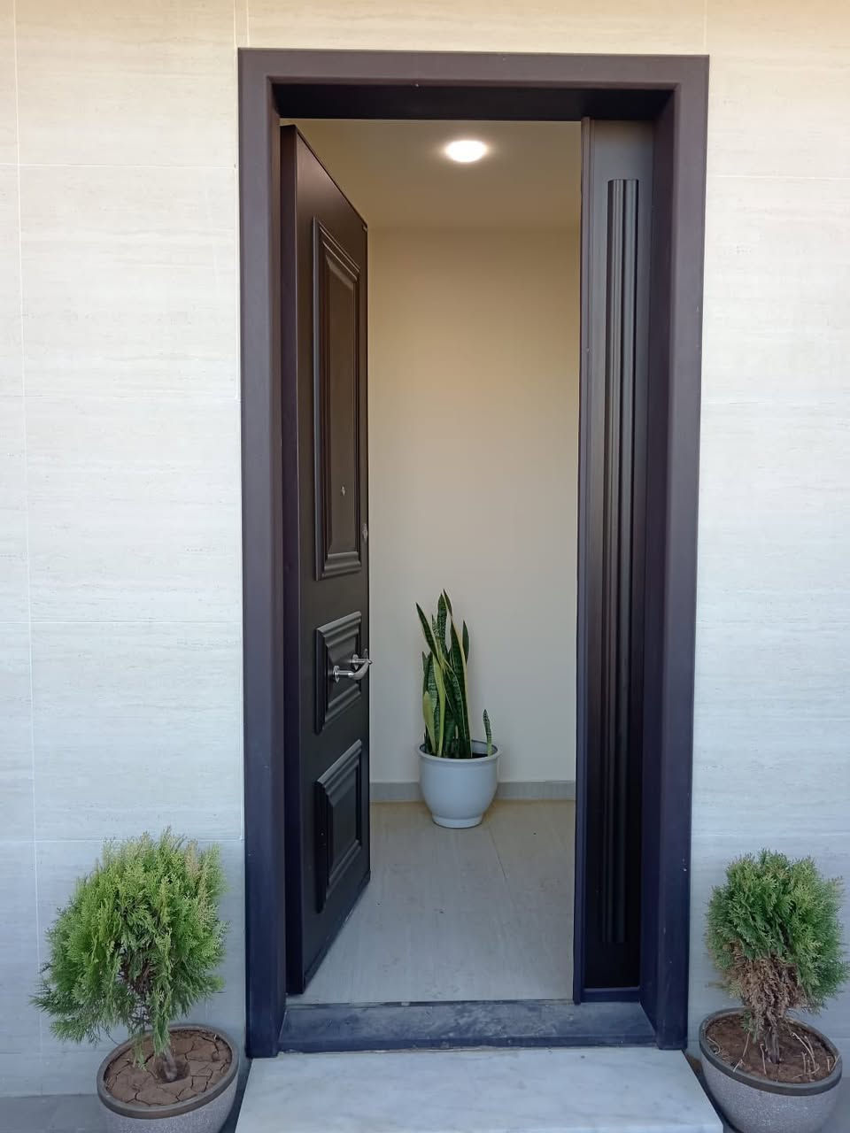 دار 🏠 للبيع مساحه 206متر.
طابو زرعي سند 25✅. 
يحتوي علئ 4غرف +صحيات. وحديقة 
البيت كلش مرتبه. 🌴 
 وشغله درجه اولى 🫰 
📍الدورة البوعيثة. 
للاستفسار ***********
