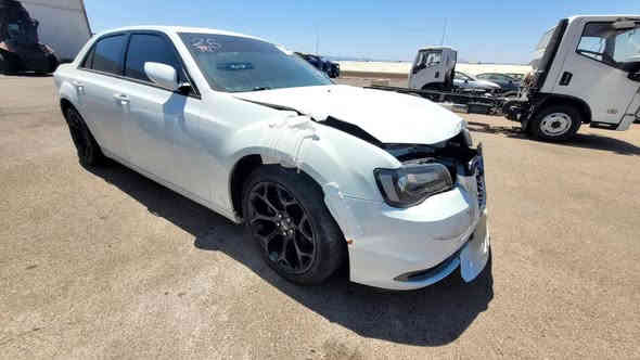 السلام عليكم 
السيارة ليبل واحد
Chrysler 300S 2019
بانوراما 
 مواصفات الS
السيارة كير محرك لغد شاصي كلة مكفول 
بيها بنيد نفسة نصبغ ومن امريكا جاملغات ثنين كلير الأمامية 
بدون ايرباك!!!!!!!
ماشية 105mile
السعر 272 بيهة مجال 
***********
