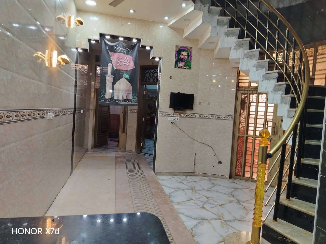 السلام عليكم
الدار للبيع:السعر 
الموقع :ابو رمانه على شارع عشرين شارع مدرسه اسيا  
المساحه:١٢٠ متر صب 
البناء طابق ونص طابو سند
التفاصيل:
الطابق االارضي:صب كونكريت مسلح 
استقبال ومطبخ بارد مفتوح ع الصاله ومطبخ حار وغرفه نوم كبيره مع مناور عدد ٣ ومغاسل داخليه وخارجيه.
الطابق العلوي:غرفه نوم كبيره مع صاله بيتونه وسطح ومغاسل. البيت مؤسس منظومه غاز. وخطين للمجاري مو خط واحد والكهرباءيات الفنر درجه اولى 
 يعنية متعوب عليه حيل  بناء شخصي وليس شغل  مقاول.
الوضع القانوني:طابو صرف بأسمي خالي من اي اشاره حجز وغير مطلوب اي قرض..  
بقيه التفاصيل  وللاستفسار على 
*********** يوجد واتساب بالخدمه
