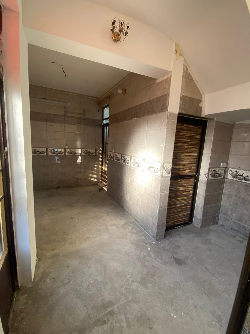 � بيت للإيجار – السيدية 

 • المساحة: 50 م²
 • عدد الطوابق: طابقين
 • التفاصيل:�
◦ ركن مع مدخلين 
      ◦ غرفتين نوم 
 ◦ صالة 
 ◦ مطبخ
 ◦ خدمات صحية
 • 
 • الاستخدام: سكني فقط
 • الموقع: السيدية – مربع جامع شاكر العبود 
 • سعر الإيجار: 750 الف 

📞 للاستفسار: ***********
🏢 الكوخ للتطوير العقاري