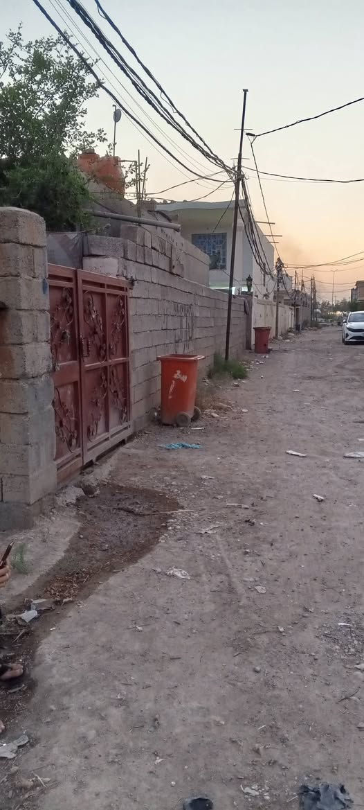 سلام عليكم بيت للبيع مساحته 200 متر يحتوي على غرفتي النوم وصاله ومطبخ وحمام وكراج سياره يبعد عن الشارع العام 200 متر العنوان قضاء العزيزيه معمل السوس الاستفسار على رقم ***********
