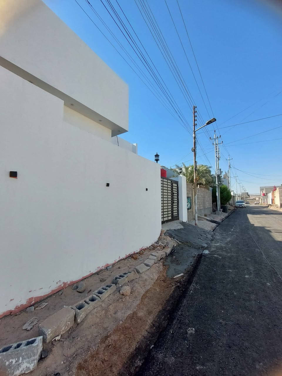 السلام عليكم بيت للبيع المساحه 150م طابو زراعي عراقي يحتوي على قرفتين وصاله ومطبخ وديوانيه وصحيات وكراج العنوان بصره أبي الخصيب السبيليات قرب تصوير نور المرتضى الاتصال على الرقم التالي *********** البصرة, العراق
