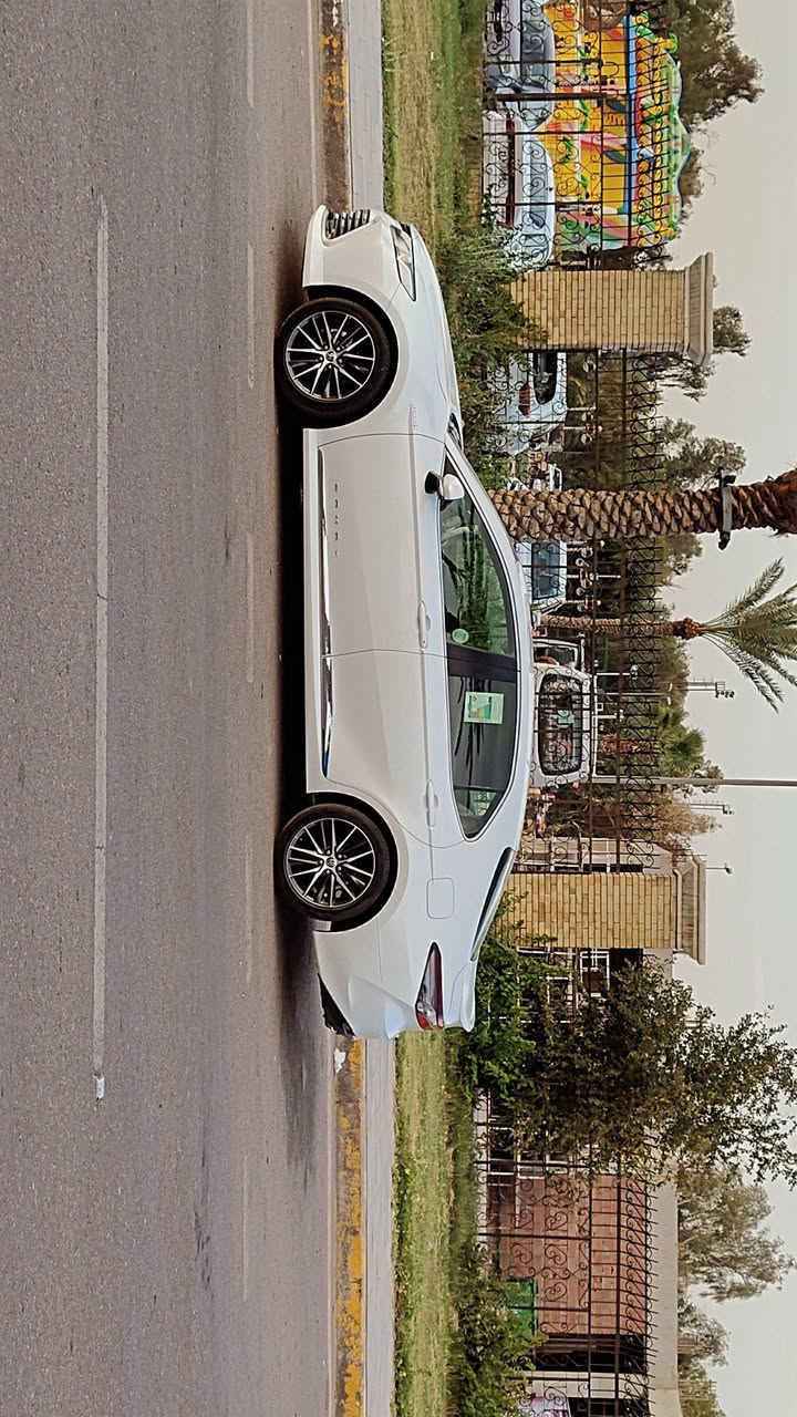 لبيع
تويوتا كامري 2023 GLE هايبرد 
محرك 2500 - 
الوكيل: عبداللطيف جميل السعودية  
الفئة:GLE

المواصفات الميكانيكية - نظام الهايبرد:
المحرك: 2.5 لتر 4 سلندر بنزين + محرك كهربائي
القير: CVT إلكتروني خاص بالهايبرد
الدفع: أمامي
كفاءة استهلاك الوقود: 26.0 كم/لتر - اقتصادية جداً
سعة خزان الوقود: 50 لتر

المميزات الخارجية:
الويل ألمنيوم مقاس 17 انش 
أنوار LED أمامية ونهارية مع عدسات
كشافات ضباب LED أمامية
مرايا جانبية كهربائية قابلة للطي مع إشارات
حساسات أمامية وخلفية
شعار "Hybrid" على الرفارف

المميزات الداخلية والتقنية:
شاشة لمس 8 انش تدعم Apple CarPlay و Android Auto
كاميرا خلفية
دخول ذكي + تشغيل بصمة
مثبت سرعة راداري DRCC + نظام تتبع المسار LTA
مقاعد قماش فاخر بتحكم كهربائي للسائق
تحكم بالنظام الصوتي من المقود
مكيف أوتوماتيك بتحكم منفصل مع فتحات خلفية
أنظمة الأمان 
نظام ما قبل الاصطدام PCS
تنبيه مغادرة المسار LDA
مثبت سرعة راداري متكيف DRCC
فرامل ABS + نظام الثبات الإلكتروني VSC
نظام التحكم بالتماسك TRC
6 وسائد هوائية
نظام مراقبة ضغط الإطارات TPMS

الحالة: جديدة 
اللون : أبيض لؤلؤي 
الممشى: 54 الف كم  
مميزات الهايبرد: صرفية ممتازة 26 كم/لتر، هدوء داخل المدينة، عزم قوي

للتواصل ***********
السعر  23.500 $
235 $ ورقه وبيه مجال 
الموقع:  العراق بغداد  / قرب شارع فلسطين
