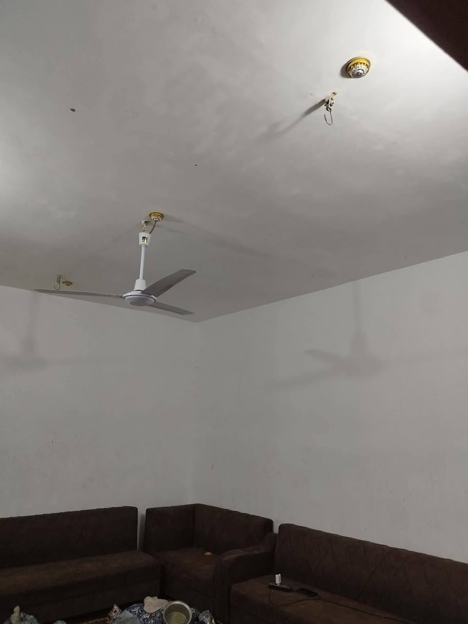 بيت مساحته ٢٠٠ متر طابو زراعي سند ٢٥ مكانه بالهاشميه البيت يتكون من غرفتين 4%5+صاله 4%6+صحيات داخليه 2ونص ×2ونص+منور 2×2+ مطبخ بارد 4×4+مطبخ حار 2×4 وستقبال 6×4+حوش وطارمه 9×و150 يريده مراوس مو بيع بيت ازغر كون هم بالهاشميه ليريده يتواصل ويه راعيه اني مكلفه ***********
