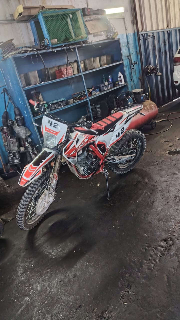 السلام عليكم قفاز  300cc crx للبيع
موديل2025 نازله بل2026 دراجه نضيفه من البيت للدوام دراجه نضيفه مكفوله جيب وياك فيتر وخل يفحصه اوراق كامله السعر 1400 وبيه مجال المكان الدوره ابو جير الرقم***********
