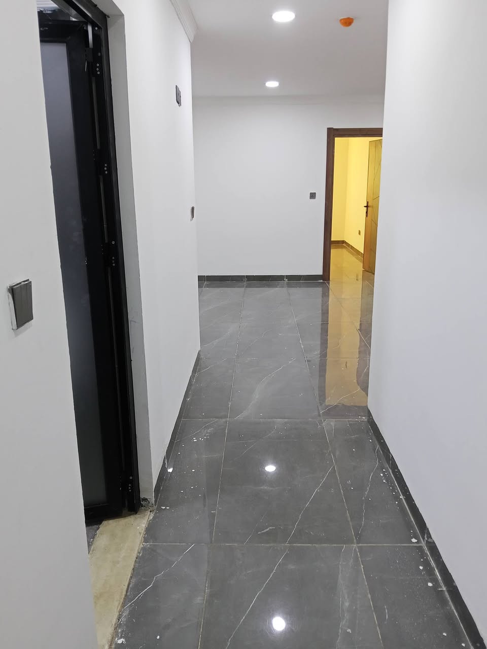 شقة طابق ارضي مجمع الشروق للبيع التفاصيل ***********بي واتساب
