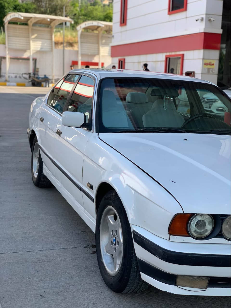 Bmw
مؤديل ١٩٩٤
٥٢٠ مةجينةكةبسي گئر عادي 
حام بةمب كراية 
بئشو بشتي كةبسة 
ئةوةلياتة سةنةوي لةگة نية
٣٠وةرةقةو مةحمةلة 
*********** فايبةر واتساب شقلاوة, أربيل

