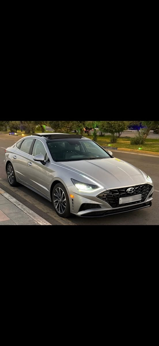 اللي يدور جديد يتصل او يراسلني و يدلل
سوناتا 2023 لميتد ( limited ) 
اعلى فئة بالسوناتا ( لميتد limited )
الفول الحقيقي مو مثل الفئات الباقية 
ماشية 7 الاف فقط …… 
بدون ايرباك …. ايرباك سليم ع وضع الشركة
و بدون تبديل اي قطعة 
حادث بسيط جداً 
( نصف الجاملغ خلفي فقط صبغ )
الفئة الوحيدة اللي تجي بيها 
١- داتا شو بالزجاج الامامي 
٢- كاميرات محيطية ( 4 كاميرات )
٣- تحريك بالبصمة للامام و الخلف 
٤- الكشنات الامامية تبريد + تدفئة
٥- الكشنات الامامية اثنينهم كهرباء 
+ كشن السائق وضعيتين خزن ميموري 
٦-  ( 6 حساسات امامية )

مواصفات السيارة الباقية ………….. 
محرك 1600 توربو … طيارة و اقتصادي جداً 
سقف بانوارما قطعتين
قطعتين تبريد … امامي + خلفي
سستم سماعات Bose متكون من 12 سماعة
مع مضخم صوت خارجي 
الزجاج الامامي و الخلفي اوتو
رادار امامي و خلفي و جانبي 
حساسات امامية و خلفية
نقاط عمياء عند تغيير المسار 
حساسات بالابواب للتنبيه عند فتح الباب و سيارة قادمة من الخلف 
شاشة كبيرة ( تختلف عن باقي الفئات ) 
تدعم الكار بلي و الاندرويد اوتو
قيادة ذاتية 
شاشة رقمية للعدادات و الكيجات متغيرة عند تغيير نظام القيادة
4 وضعيات للقيادة 
‏Normal-costum-sport-sport plus
انارة داخلية متغيرة 7 الوان بالدشبورد و الابواب 
نظام المحافظة على المسار 
كروس ( تحكم بالسرعة )
شاحن وايرلس لاسلكي 
منافذ للشحن امامية و خلفية
تبريد بيانو 
قطعتين تبريد امامي و خلفي
تبريد منفصل للراكب و السائق
دخول ذكي و انارة ترحيب 
قفل ذاتي عند الابتعاد 
فتح الصندوق الخلفي عند الاقتراب 
اشارات بالمرايا الجانبية 
تشغيل عن بعد 
انارة led امامية
بگ لايت خلفي led 
تدفئة ستيرن
نظام Auto Hold
يعني بالازدحام تضغط البريك ضغطة وحدة و تشيل رجلك تبقى السيارة لازمة بريك لحد ما تضغط عالبنزين يلة تمشي 
نظام تنبيه اذا تحرك السير وانت بقيت واكف تنبهك
الماسحات الامامية اوتو بالمطر
ويل كب بلادي حجم 18 
تخم اطارات بيرلي بلادي مال سيارة
هاند بريك بصمة كهربائي
نظام ترحيب صوتي

سيارة جديدة و كل شي على وضع الشركة كير محرك كهربائيات راديترات منظومة التبريد و غاز الشركة البلادي
تبريدها بشرط ( ثلاجة ) باقصى درجة حرارة
سنوية جديدة ، رقم اربيل ( شبه مميز  ) 
تحويل او وكالة حاضر …..
مكانها الديوانية
***********
السعر  207 وبي مجال
