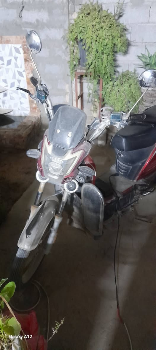 سلام عليكم
***********
دراجة هارلي 

بطاريات نص عمر 

ملف ٢٠٠٠

سرعة ٦٠ 

تمشي ٧٠ كيلو 

جهاز انذار 

تشغيل من بعد 

سويجين 

دراجة خير من الله 

السعر ٤٠٠وبيهة مجال بصيط 

مكاني قرب الجزيرة السياحية
