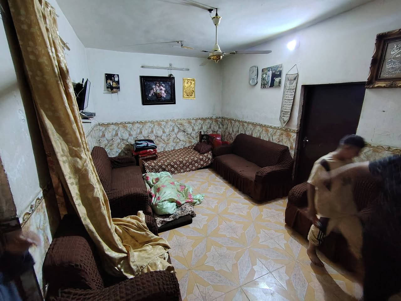 دار للبيع طابو صرف مساحه 200 م عنوانه حي العسكري شارع المكاتب يتكون من 4غرف نوم و استقبال و هول  و مطبخ حار وبارد السعر 175و قابل للتفاوض للاستفسار الاتصال ***********
***********
@إشارة
