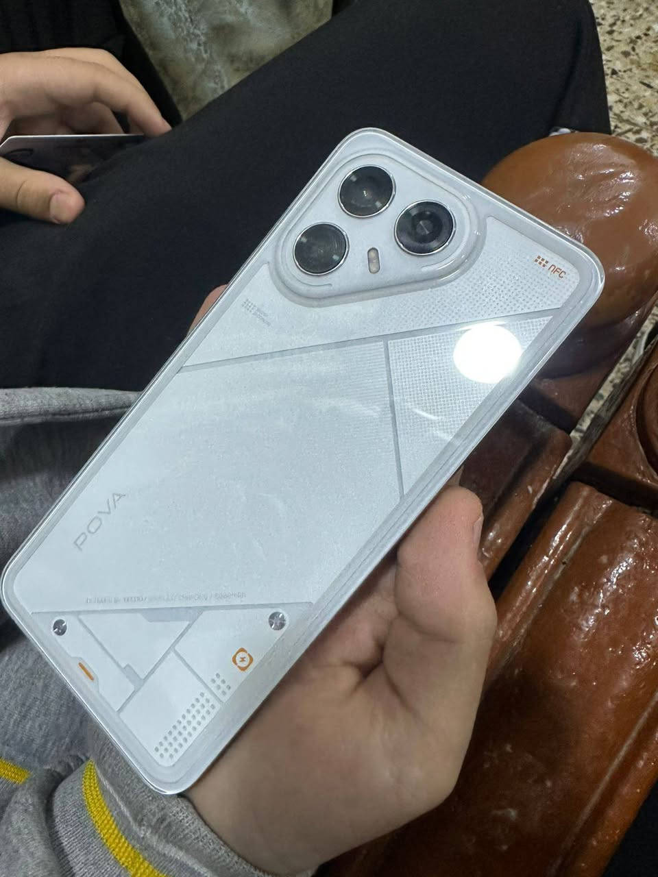 سلام عليكم تكنو بوفا ٧الترا5g استخدام١٠ بسعر٣٢٥ أو مراوس مكاني بغداد مدينه الصدر تواصل واتساب***********
هاي مواصفاته 
المعالج: MediaTek Dimensity 8350 Ultimate (بتقنية 4 نانومتر). 120فريم بل ببجي 
‏الشاشة
‏نوع الشاشة: AMOLED. 
‏معدل تحديث: 144 هرتز. 
‏حماية الشاشة: Corning Gorilla Glass 7i. 
‏سطوع : تقريبًا 4500 
‏الذاكرة والتخزين
‏السعة التخزينية: 256 جيجابايت
‏8 جيجا + 8 جيجا
‏الكاميرا الخلفية: 108 ميجابيكسل + 8 ميجابيكسل (عدسة عريضة جدًا أو “ultra-wide”) + فلاش مزدوج. 
‏الكاميرا الأمامية (سيلفي): 13 ميجابيكسل
‏البطارية والشحن
‏سعة البطارية: 6000 mAh. 
‏الشحن السلكي: 70 واط (الشحن سريع جدًا). 
‏الشحن اللاسلكي: 30 واط مغناطيسي. 
‏الشحن العكسي: يدعم شحن عكسي بقدرة 10
