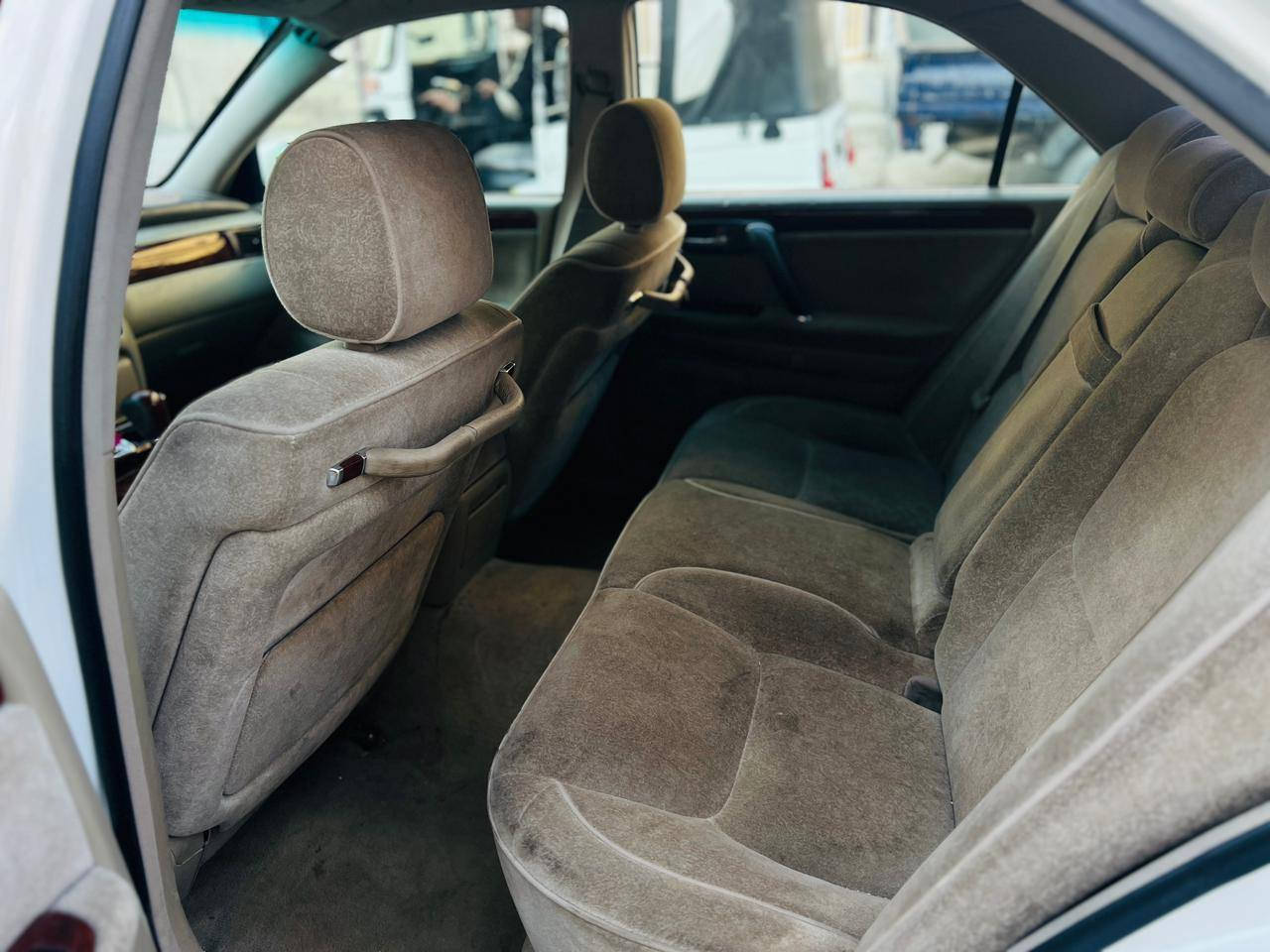 سلام عليكم ملكه لبيع سياره بيه كص جنطه
رقم وسنويه
 ادوات تلث دكم برده خلفيه
محرك دي فور الكبير 
السعر 50 بيه مجال بصيط مكان بغداد رقم تليفون***********
