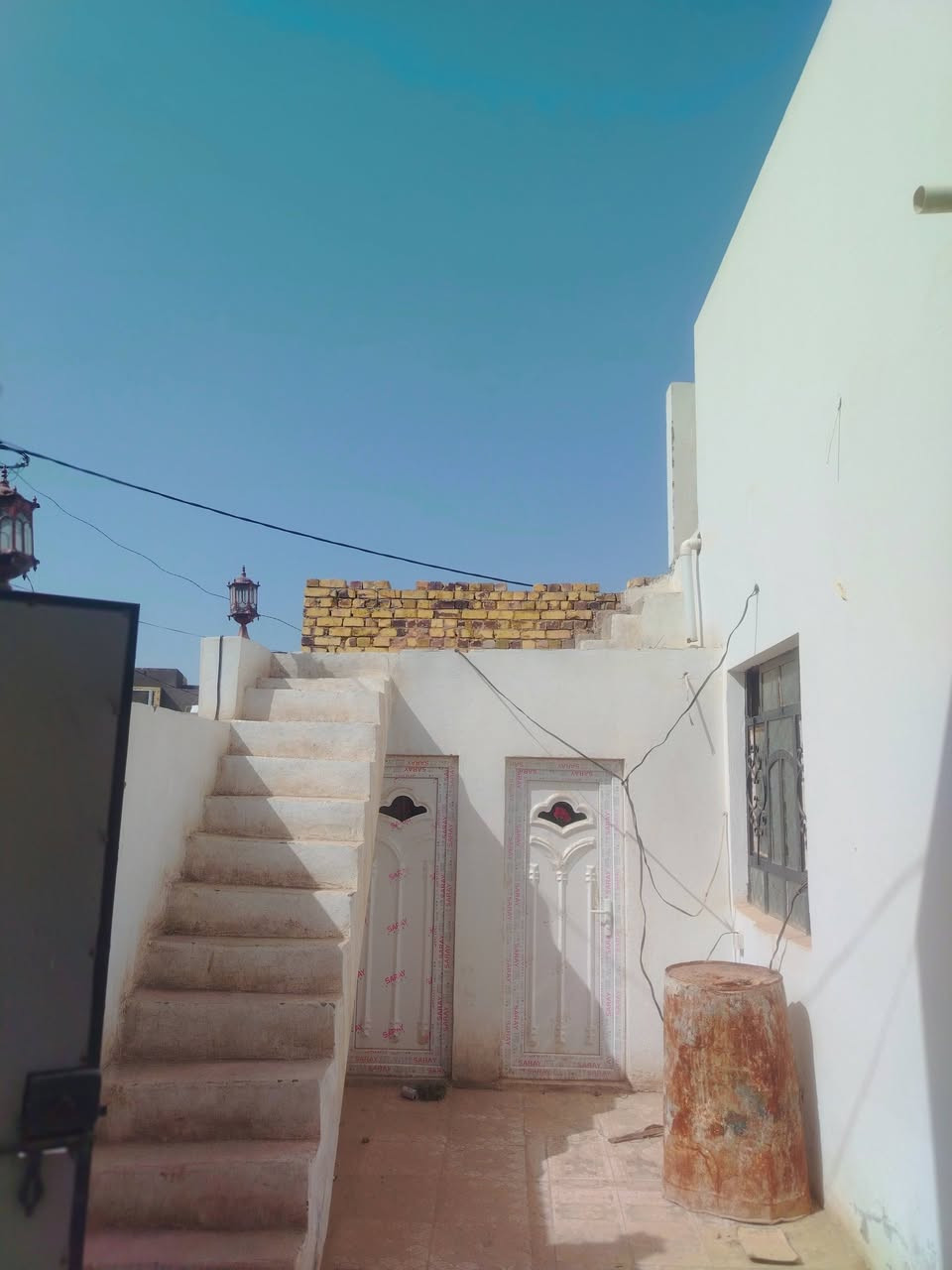 سلام عليكم ورحمه الله بيت بحي الامين الاولى قرب بنزين خانه الشموس المساحه 145 متر يحتوي على غرفتين نوم واستقبال وصاله وصحيات خارجيه وداخليه البيت سعره 45 مليون مع المجال رقمر***********
