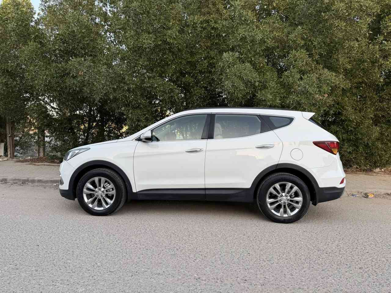 السلام عليكم
السلام عليكم

سنتافي 2016 خليجي

6 سلندر 

7 راكب 

العداد 117 الف كم 

كلين ما عدا شخطه بالباب خلف السائق تقريباً شبر

المكان النجف ***********

السعر 197$
