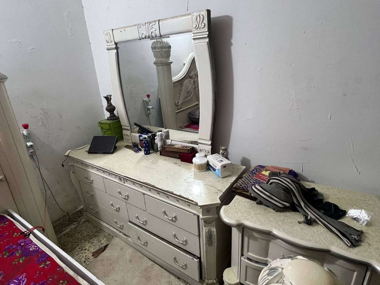 السلام عليكم
اغراض للبيع 
غرفة النوم 500الف 
تخم ماروني 275الف
تخم جوزي 150الف
سيت ماصات كبيرة و 4صغار. 125الف
ميز طعام جديد 200الف
بردة تفصال 200الف 
غير متواجد على الفيسبوك
عنوان حلة حي الامام
***********
