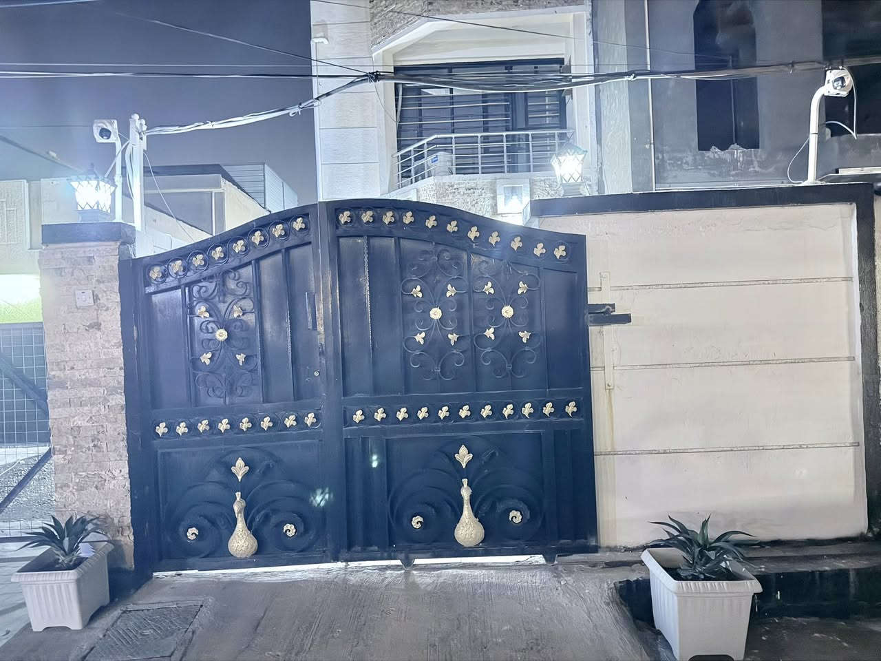 سلام عليكم دار للبيع مساحه ١١٢ونص  واجه ٤ونص نزال ٢٥ حي جهاد الضباط خلف أربع شوارع. تفاصيل عن طريق صاحب الدار  *********** واتساب
