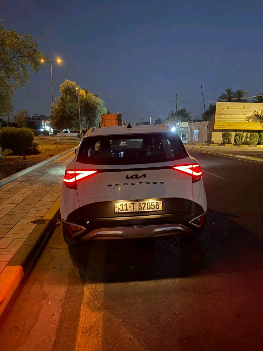 للبيع | كيا سبورتاج 2023 خليجي
🔹 موديل: 2023
🔹 محرك: 2000 CC DOHC
🔹 الممشى: 56000 كم فقط
🔹 رقم بغداد الجديد
المواصفات: ✅ بصمة تشغيل وبصمة أبواب
✅ تشغيل عن بعد
✅ شاشة وسطية طويلة
✅ أنظمة مساعدة على القيادة
✅ تحكم من المقود (ستيرن)
✅ شيفترات تبديل السرعة
✅ إشارات بالمرايا
✅ هند بريك إلكتروني (بصمة)
✅ حساسات أمامية وخلفية
✅ مقعد السائق كهربائي
✅ تدفئة المقاعد
✅ كروز كنترول (مثبت سرعة)
✅ زينون + LED نهاري (شكل X)
✅ أضواء خلفية LED
✅ إضاءة ترحيبية
🔹 السيارة نظيفة جدًا من الداخل والخارج، والمحرك والكير والشاصي بحالة ممتازة. 🔹 يوجد حادث أمامي سابق وتم إصلاحه باحتراف، وتقرير الفحص متوفر

رقم الهاتف / ***********
المكان بغداد / حي حطين 