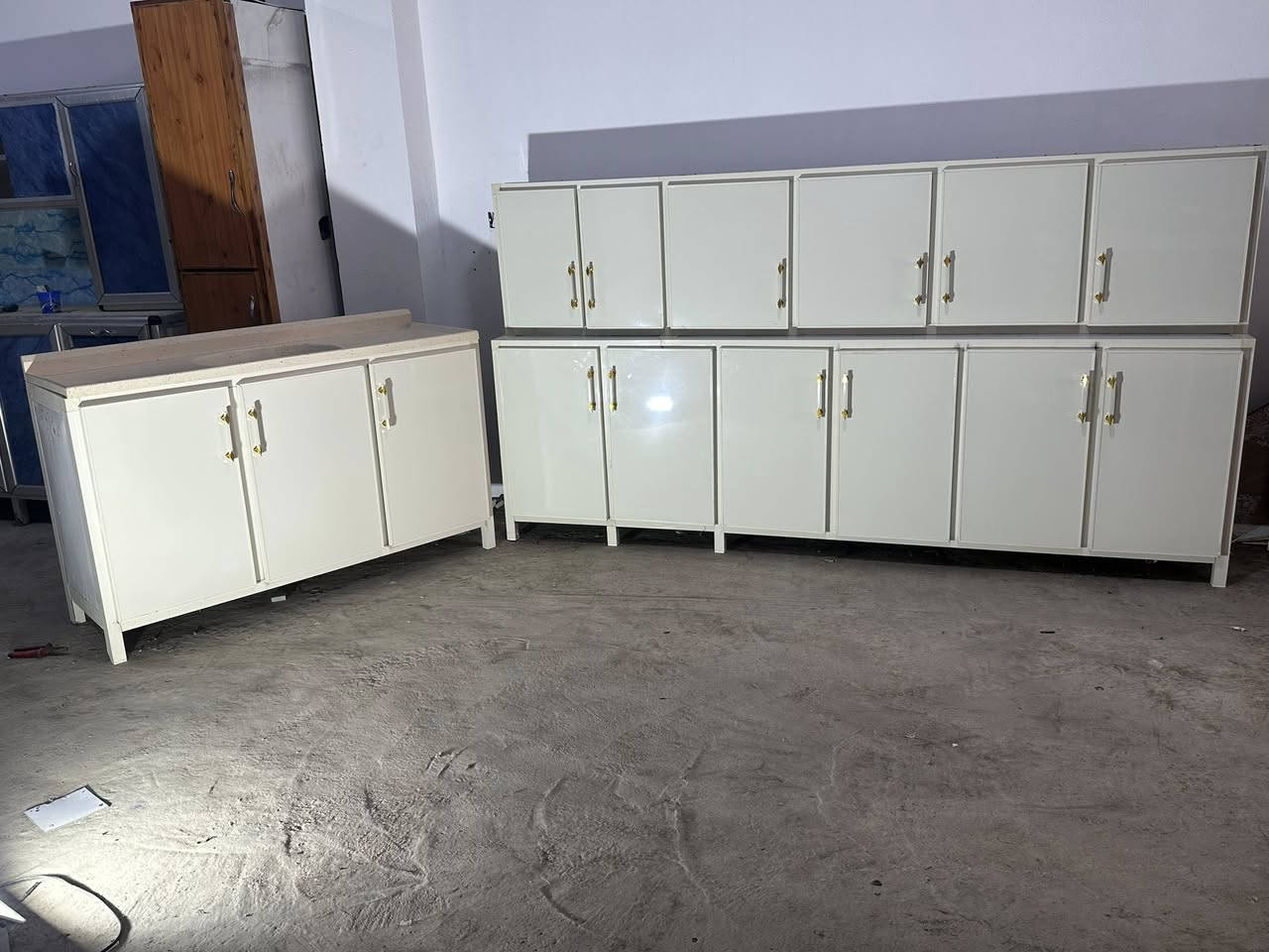 بوفروشتن 
كه وانته رالمنيوم
دوومترو حه فتاساننتيم ٢/٧٠
سنگ متروني ١/٥٠
گورينه وه ده كه م به كه وانته ره كونه كه ت
***********
