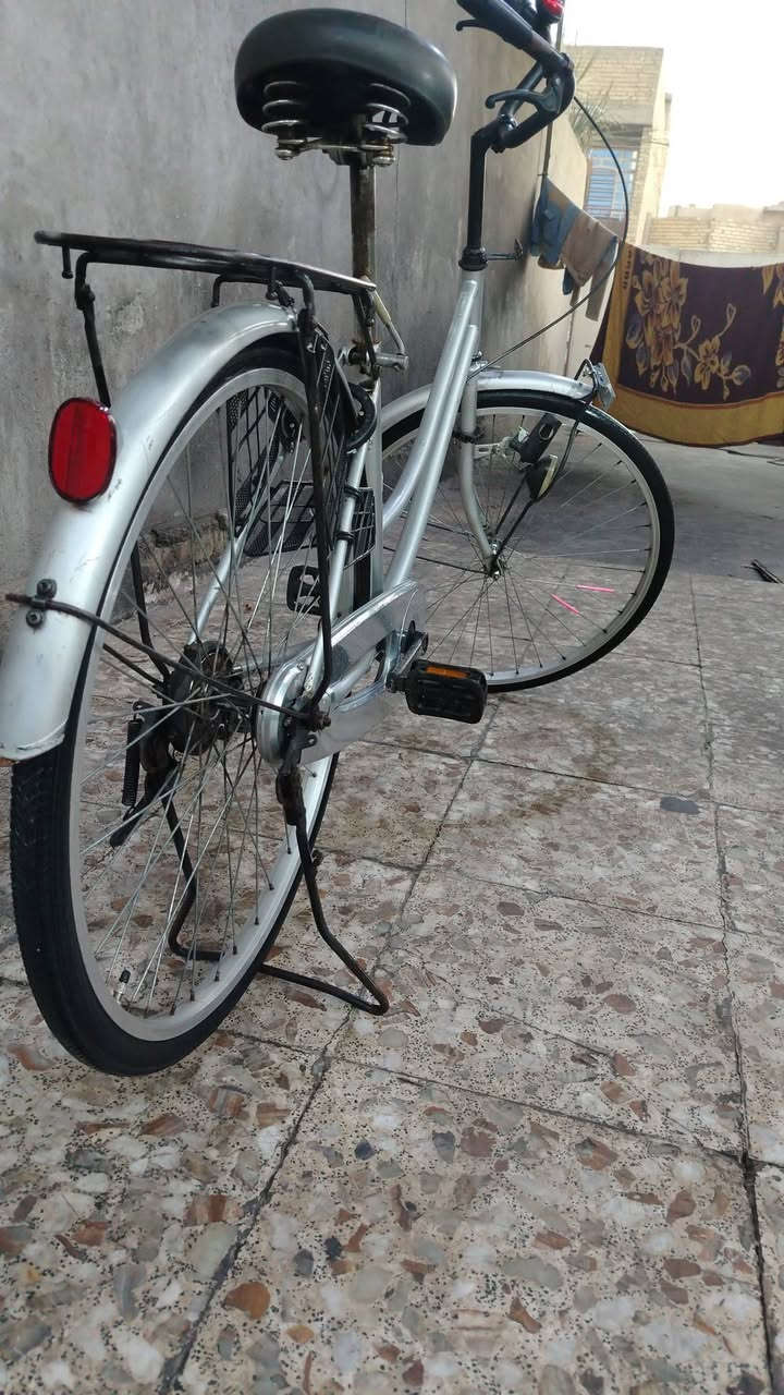 اسلام عليكم يوجد بايسكل بناتي حجم سته وعشرين ونضيف السعر 70 وبي مجال ***********
