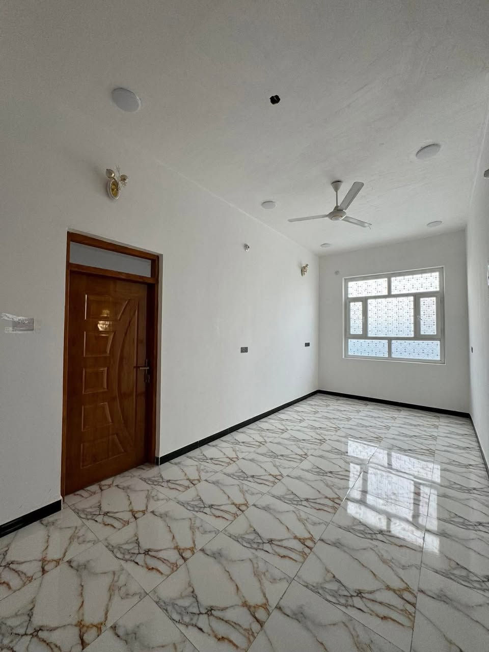 دار زراعي للبيع مساحه ٣٠٠م في منطقة الصخيين شارع المدارس 
بناء طابوق وسقف كونكريت بناء حديث ٢٠٢٥شغل درجه اولى
يتكون من غرفتين كبار وصالتين ومطبخ وصحيات وديوانيه ومدخل وكراج يتسع سيارتين ومطبخ حار وصحيات خارجيه 
منطقه مخدومه وبنص السكن قريب على المدارس 
خدمات ماء وكهرباء 
السعر ١٠٥  
للمزيد اتصال 
بالأرقام التأليه 
***********
***********
للمزيد من المعلومات يمكنكم التواصل معنا 
على صفحة الفيس بوك (در الامل للعقار) 
للمزيد من العروض على الفيس بك 
https://www.facebook.com/share/184e1SZUBr/?mibextid=wwXIfr
للمزيد من العروض على حسابنا تيك توك
 www.tiktok.com/@user3133131000
للمزيد من العروض على حسابنا التيليجرام (در الامل للعقار)
https://t.me/+P7JMB2u_71k2ZWJi

للمزيد من العروض على حسابنا الواتساب (در الأمل در الامل للعقار) 
https://chat.whatsapp.com/BLYmucgy7SSGDs399o3EWD
