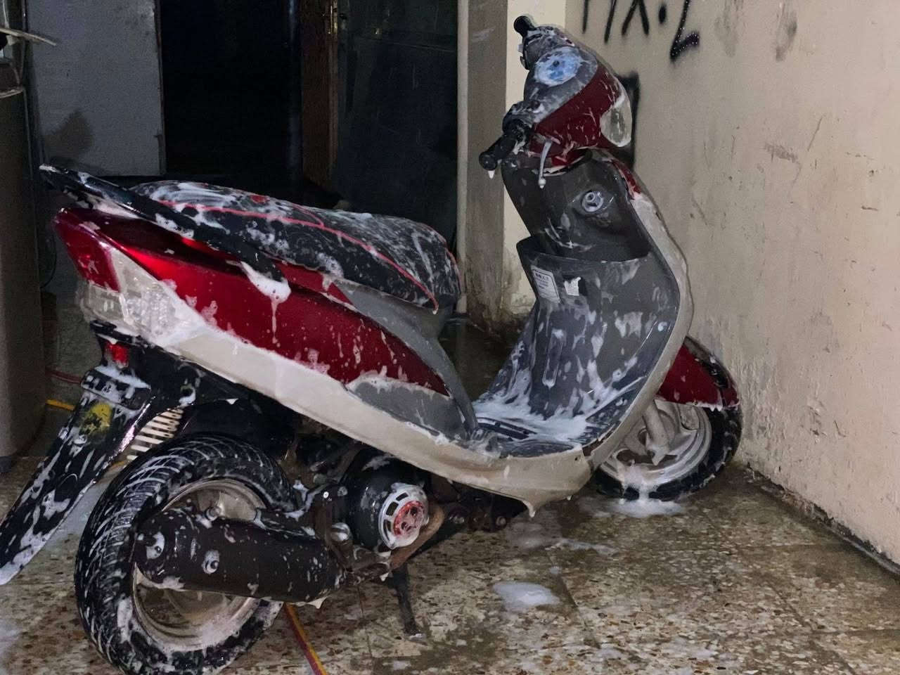 السلام عليكم 
دراجة ماكس منغولي بيها لاستيك ولف مكينة مامفتوحة وناعمة الدراجة ختم واحد وي المكينة ، سلف هندر شغال ، بيها سلف رياضي 55 وكابريتر تجاري جديد ودبل خلفي رياضي وبيها زنون 70 فولت وبيها باتري جديد كفراتها البلادية موجودة ختم واحد وي المكينة الدراجة ربع نكره ، الدراجة مال جناي مومال بياع شراي 
مكاني الديوانية الحي العصري 

فقط واتساب ***********
