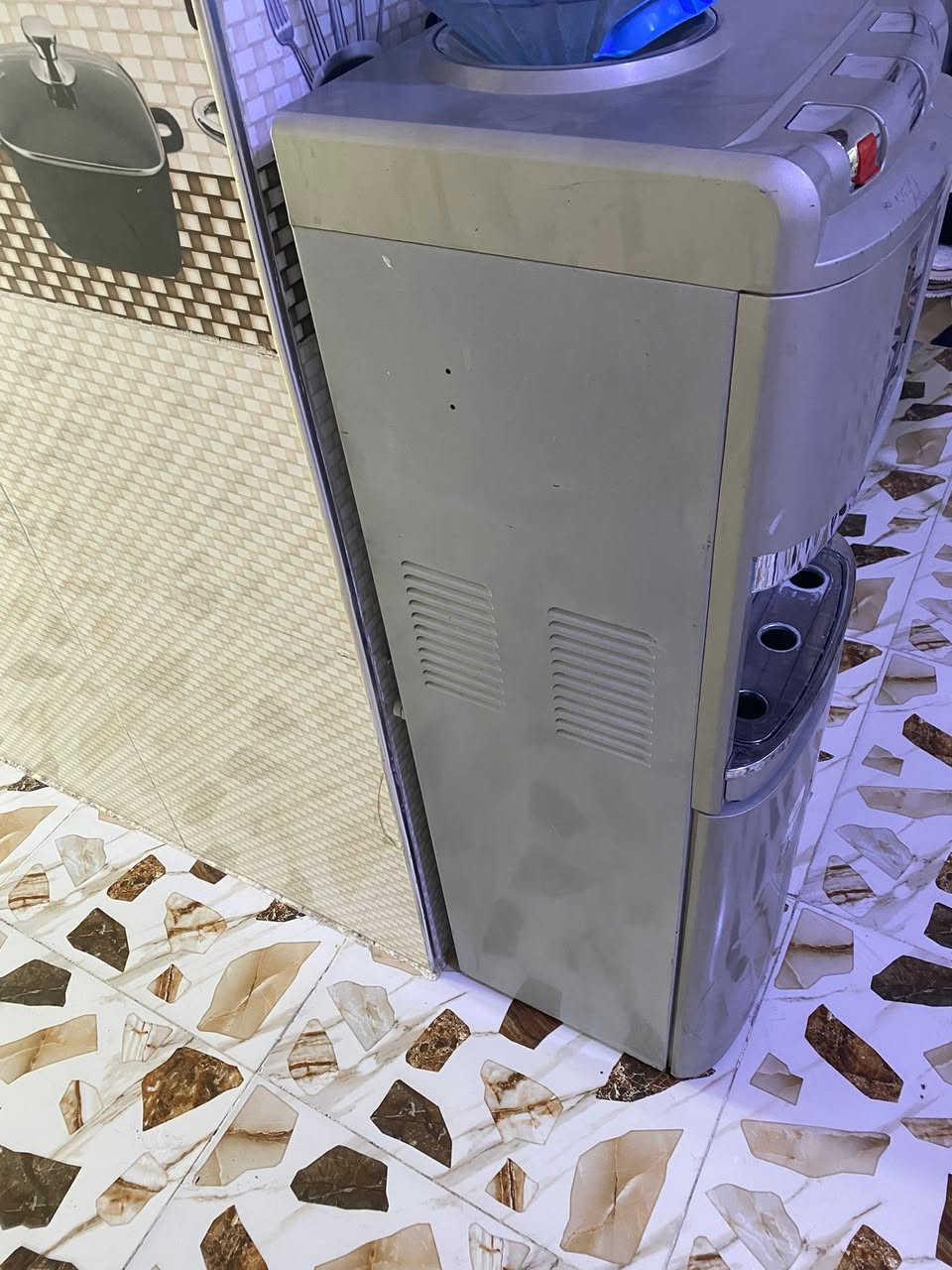براد شغال حار وبارد ودافي وثلاجة شغال كامل بدون نقص لا خياس ولا زنجار وضع بلادي السعر ٦٠ وبي مجال بسيط كلش ***********
